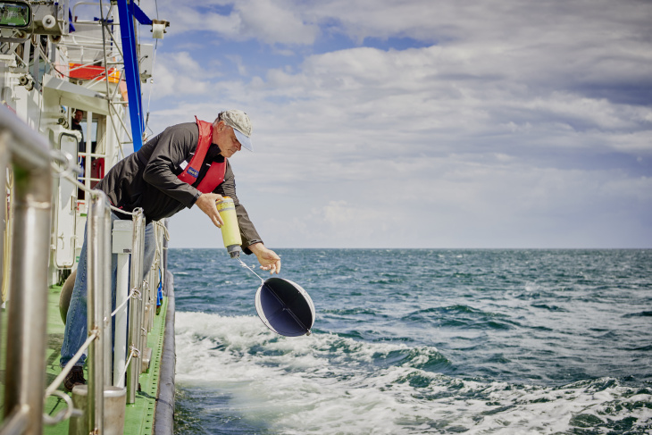 Jochen Horstmann releasing a drifter into the ocean. Photo: Hereon/Christian Schmid Jochen Horstmann releasing a drifter into the ocean.