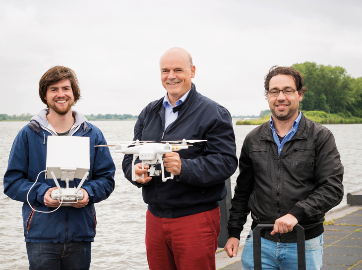 Coastal research with a drone (from left to right): Michael Streßer (doctoral candidate), Dr Jochen Horstmann (department head) and Ruben Carrasco Alvarez (engineer). Photo: Hereon/Jan-Rasmus Lippels Doctoral student Michael Streßer, department head Dr. Jochen Horstmann and engineer Ruben Carrasco Alvarez.
