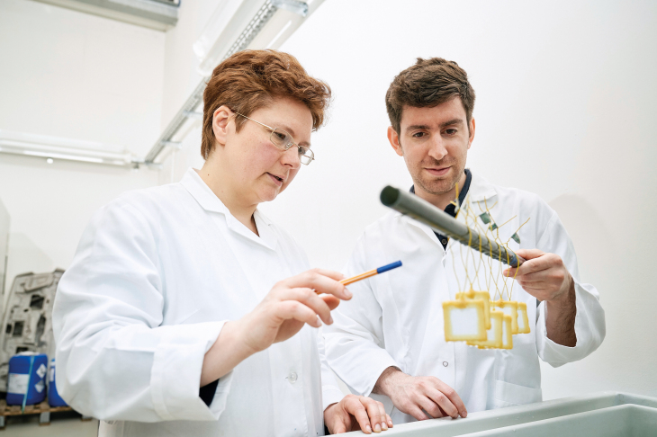 Sviatlana Lamaka and Bahram
Vaghefinazari check the samples. Photo: Hereon/ Christian Schmid Dr. Sviatlana Lamaka and Bahram Vaghefinazari at work