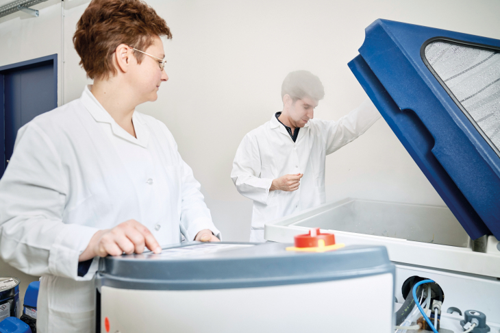 Samples of coated magnesium plates
are exposed to salty moist air for
several days or weeks. Photo: Hereon/ Christian Schmid Dr. Sviatlana Lamaka and Bahram Vaghefinazari at work
