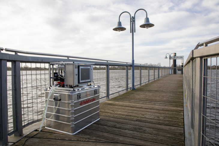 Eine FerryBox auf dem Seesteg  Tesperhude